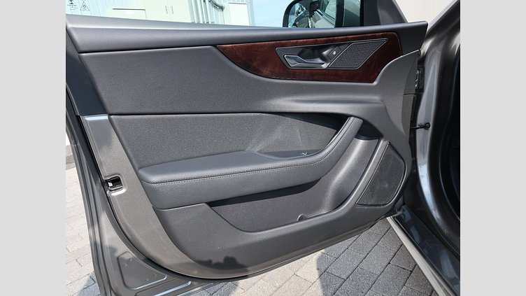 2021 認定中古車 Jaguar XE シリコンシルバー D200 AWD（オートマチック）MHEV 4 door Saloon R-DYNAMIC S