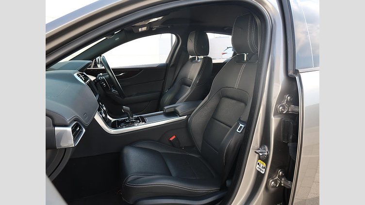 2021 認定中古車 Jaguar XE シリコンシルバー D200 AWD（オートマチック）MHEV 4 door Saloon R-DYNAMIC S