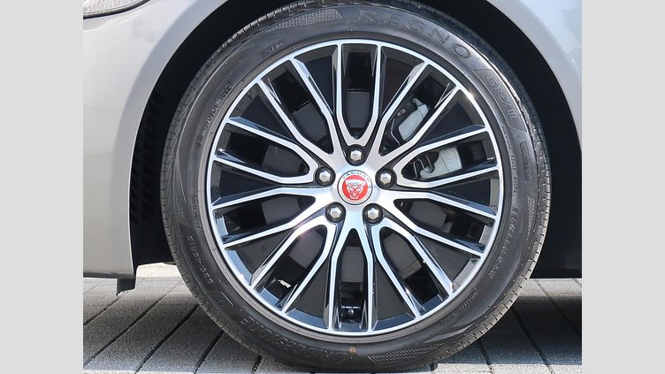 2021 認定中古車 Jaguar XE シリコンシルバー D200 AWD（オートマチック）MHEV 4 door Saloon R-DYNAMIC S