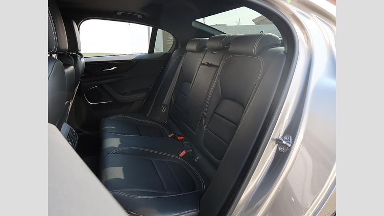 2021 認定中古車 Jaguar XE シリコンシルバー D200 AWD（オートマチック）MHEV 4 door Saloon R-DYNAMIC S