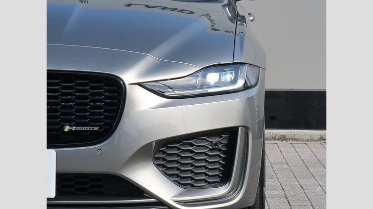 2021 認定中古車 Jaguar XE シリコンシルバー D200 AWD（オートマチック）MHEV 4 door Saloon R-DYNAMIC S