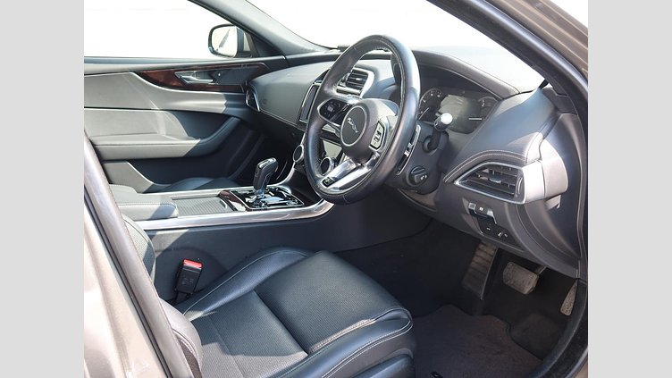 2021 認定中古車 Jaguar XE シリコンシルバー D200 AWD（オートマチック）MHEV 4 door Saloon R-DYNAMIC S