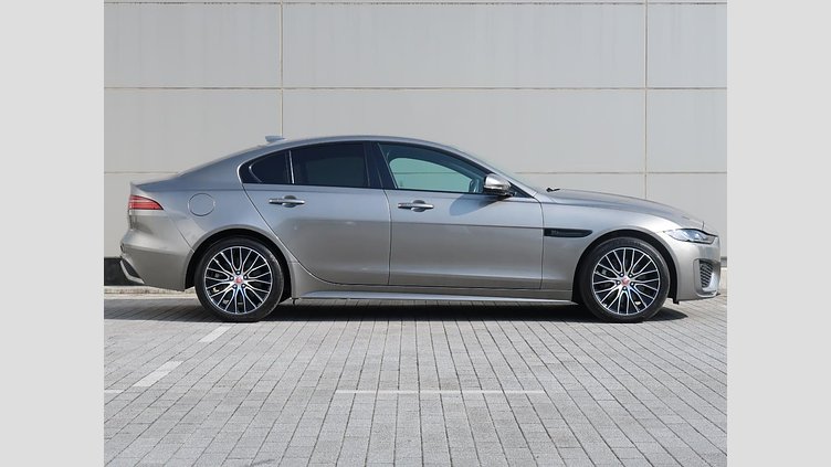 2021 認定中古車 Jaguar XE シリコンシルバー D200 AWD（オートマチック）MHEV 4 door Saloon R-DYNAMIC S