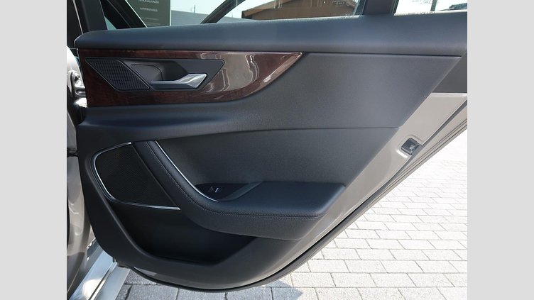 2021 認定中古車 Jaguar XE シリコンシルバー D200 AWD（オートマチック）MHEV 4 door Saloon R-DYNAMIC S