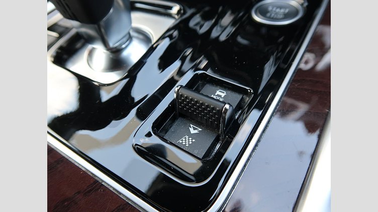 2021 認定中古車 Jaguar XE シリコンシルバー D200 AWD（オートマチック）MHEV 4 door Saloon R-DYNAMIC S