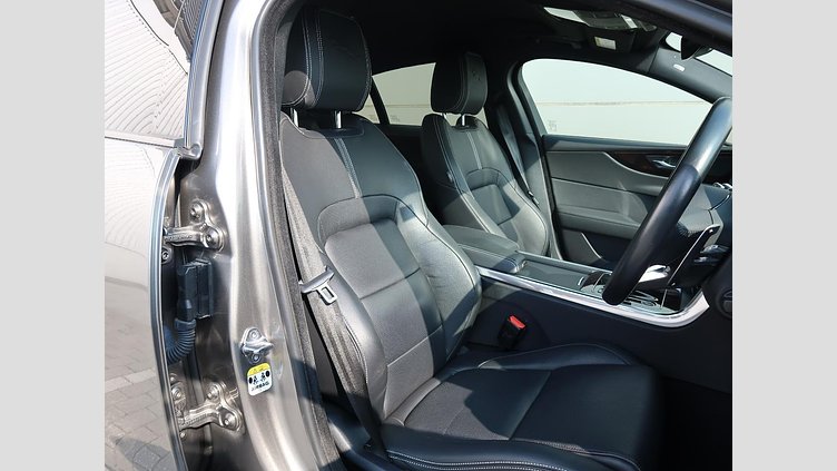 2021 認定中古車 Jaguar XE シリコンシルバー D200 AWD（オートマチック）MHEV 4 door Saloon R-DYNAMIC S