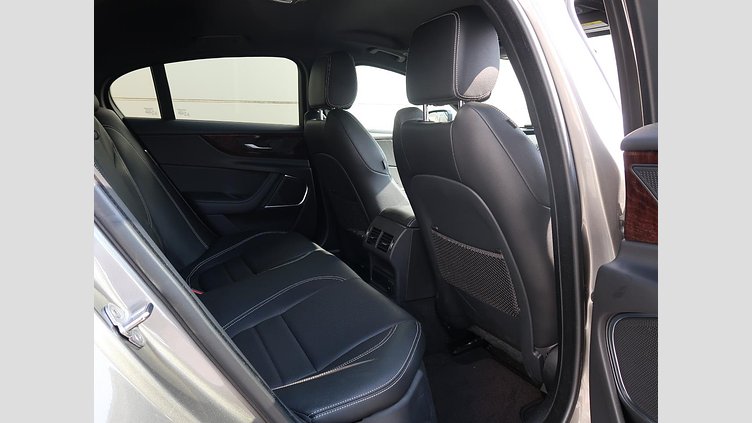 2021 認定中古車 Jaguar XE シリコンシルバー D200 AWD（オートマチック）MHEV 4 door Saloon R-DYNAMIC S