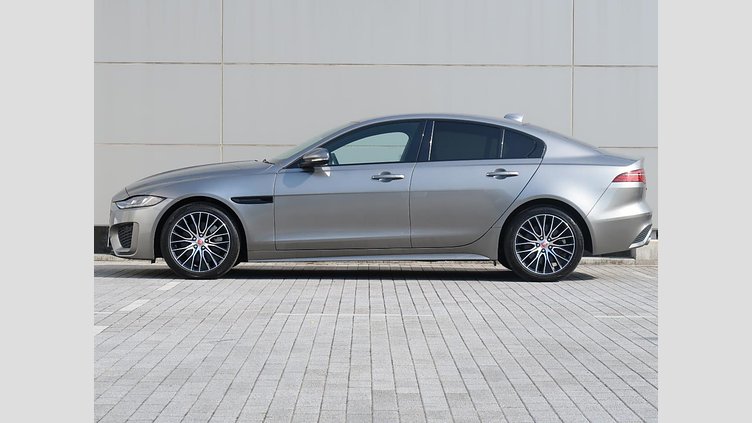 2021 認定中古車 Jaguar XE シリコンシルバー D200 AWD（オートマチック）MHEV 4 door Saloon R-DYNAMIC S