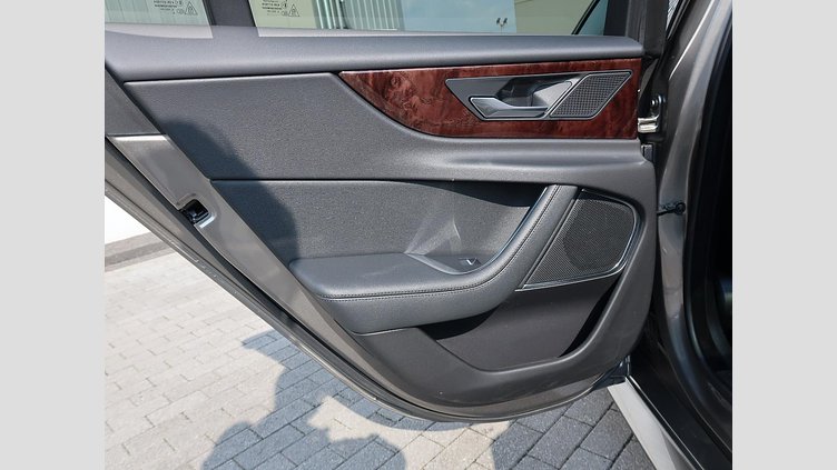 2021 認定中古車 Jaguar XE シリコンシルバー D200 AWD（オートマチック）MHEV 4 door Saloon R-DYNAMIC S