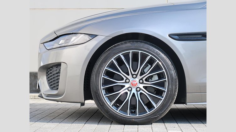 2021 認定中古車 Jaguar XE シリコンシルバー D200 AWD（オートマチック）MHEV 4 door Saloon R-DYNAMIC S