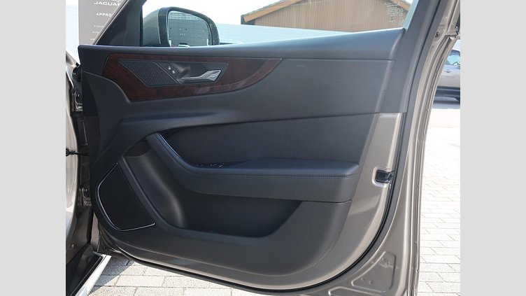 2021 認定中古車 Jaguar XE シリコンシルバー D200 AWD（オートマチック）MHEV 4 door Saloon R-DYNAMIC S