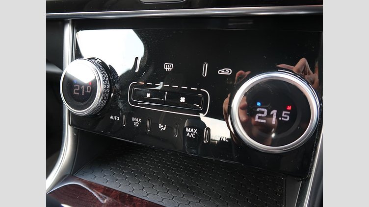 2021 認定中古車 Jaguar XE シリコンシルバー D200 AWD（オートマチック）MHEV 4 door Saloon R-DYNAMIC S