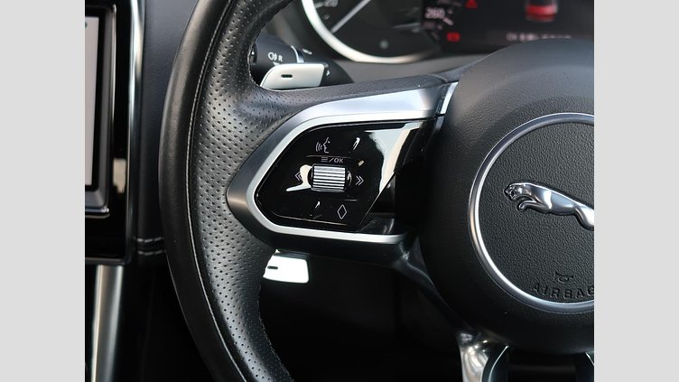 2021 認定中古車 Jaguar XE シリコンシルバー D200 AWD（オートマチック）MHEV 4 door Saloon R-DYNAMIC S