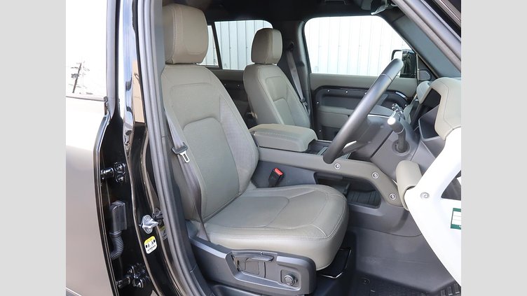 2023 認定中古車 Land Rover Defender 110 サントリーニブラック D300 AWD（AT） S