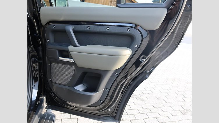 2023 認定中古車 Land Rover Defender 110 サントリーニブラック D300 AWD（AT） S