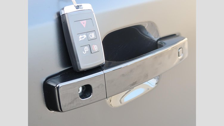 2023 認定中古車 Land Rover Defender 110 サントリーニブラック D300 AWD（AT） S