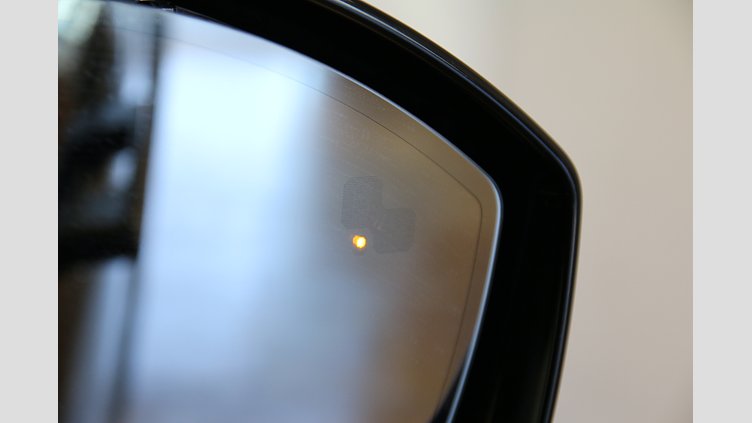 2025 認定中古車 Land Rover Range Rover Evoque サントリーニブラック D200マイルドハイブリッド（ディーゼル） Standard Wheelbase DYNAMIC SE