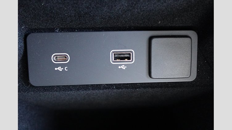 2024 認定中古車 Land Rover Discovery Sport サントリーニブラック D200マイルドハイブリッド（ディーゼル） 標準ホイール Dynamic SE