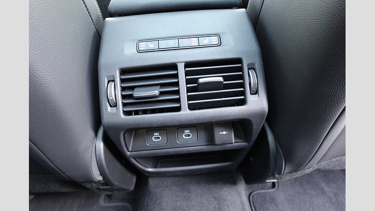 2024 認定中古車 Land Rover Discovery Sport サントリーニブラック D200マイルドハイブリッド（ディーゼル） 標準ホイール Dynamic SE