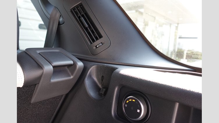 2024 認定中古車 Land Rover Discovery Sport サントリーニブラック D200マイルドハイブリッド（ディーゼル） 標準ホイール Dynamic SE