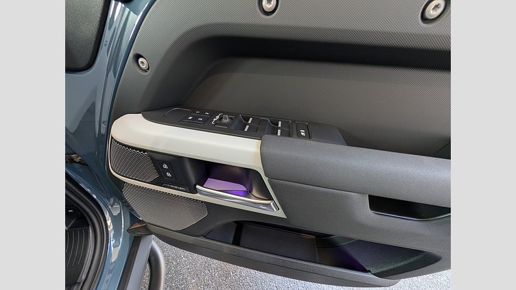 2022 認定中古車 Land Rover Defender 110 タスマンブルー P300 AWD（AT） SE