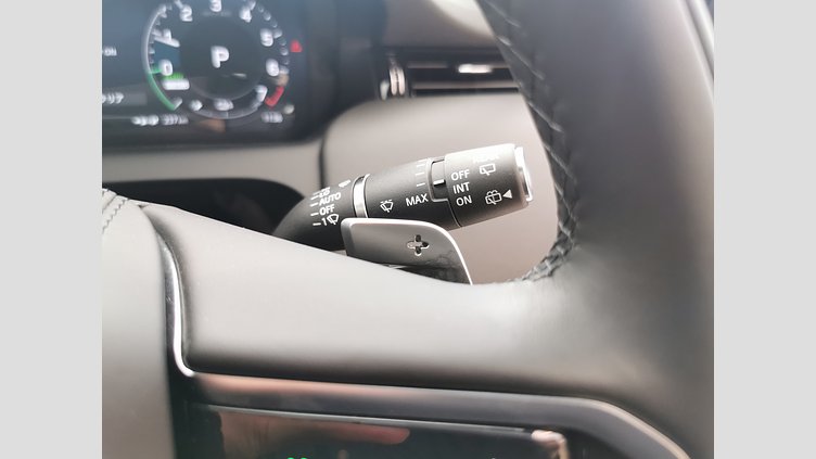 2024 認定中古車 Land Rover Discovery Sport サントリーニブラック プラグインハイブリッド（ガソリン） 標準ホイール Dynamic HSE