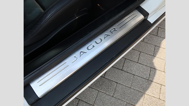 2017 認定中古車 Jaguar F-Type Fuji White 300PS クーペ