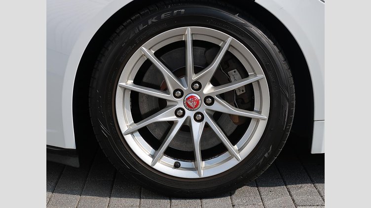 2017 認定中古車 Jaguar F-Type Fuji White 300PS クーペ