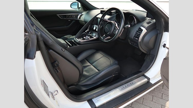 2017 認定中古車 Jaguar F-Type Fuji White 300PS クーペ
