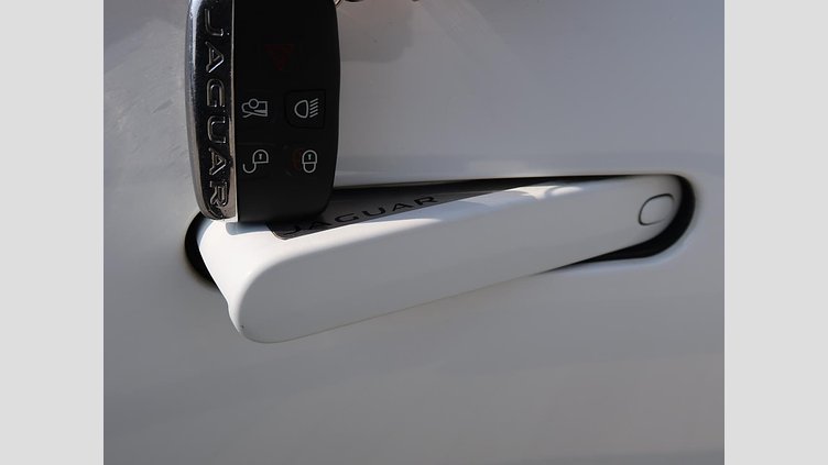 2017 認定中古車 Jaguar F-Type Fuji White 300PS クーペ