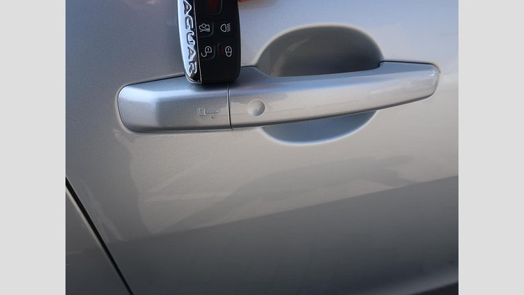 2017 認定中古車 Jaguar XF Indus Silver 250PS スポーツブレイク プレステージ