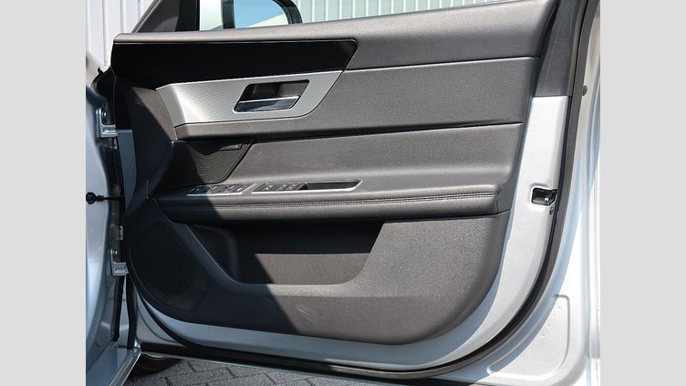 2017 認定中古車 Jaguar XF Indus Silver 250PS スポーツブレイク プレステージ