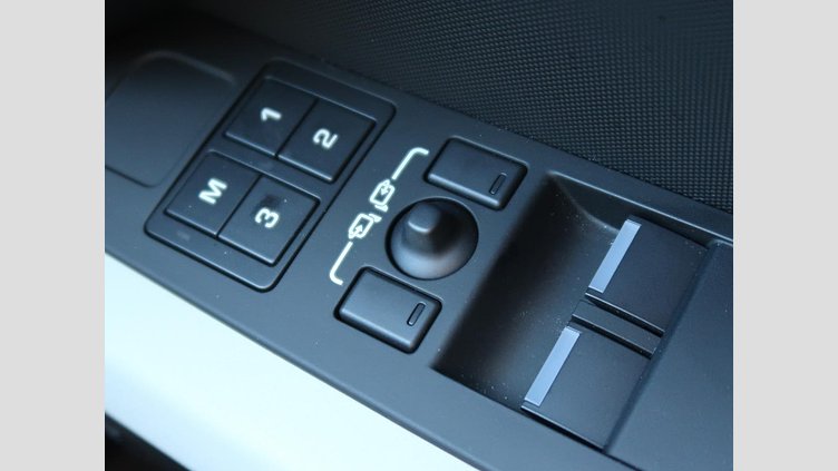 2022 認定中古車 Land Rover Defender 90 フジホワイト P300 AWD（AT） SE