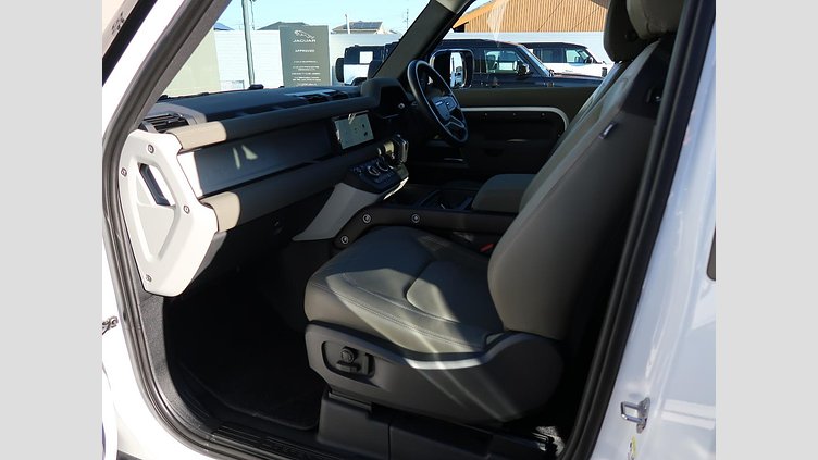 2022 認定中古車 Land Rover Defender 90 フジホワイト P300 AWD（AT） SE