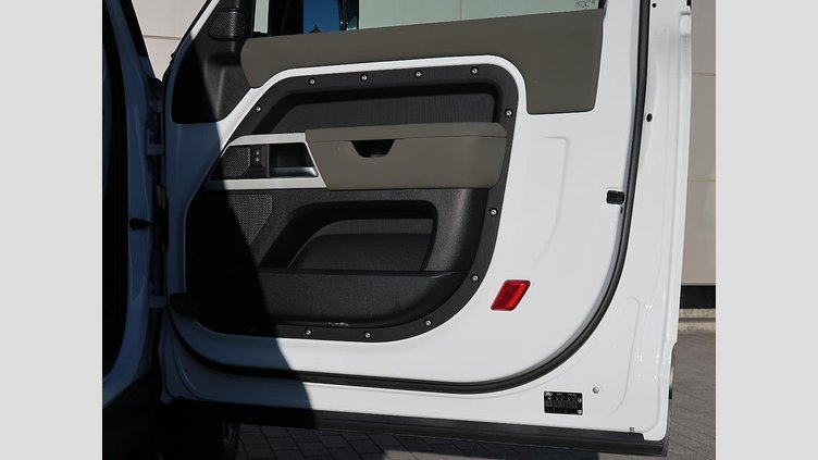 2022 認定中古車 Land Rover Defender 90 フジホワイト P300 AWD（AT） SE