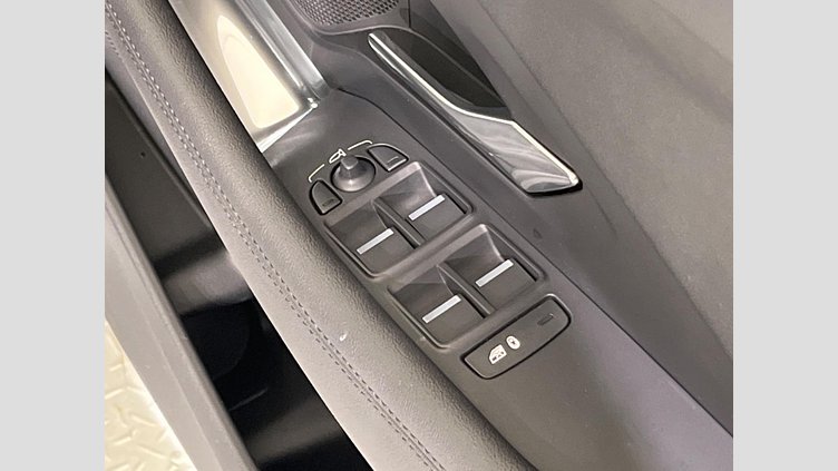 2019 認定中古車 Jaguar E-Pace フジホワイト P200 オートマチック全輪駆動 S