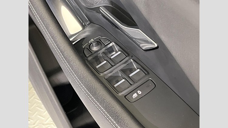 2018 認定中古車 Jaguar E-Pace サントリーニブラック D180 オートマチック全輪駆動 R-DYNAMIC