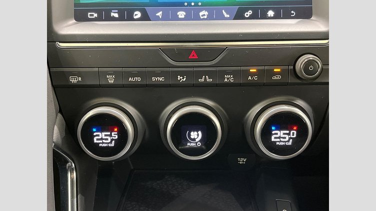 2018 認定中古車 Jaguar E-Pace サントリーニブラック D180 オートマチック全輪駆動 R-DYNAMIC