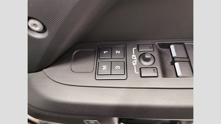 2023 認定中古車 Land Rover Defender 110 サントリーニブラック P300 AWD（AT） SE