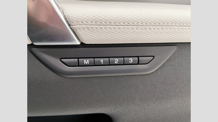 2024 認定中古車 Land Rover Discovery Sport フジホワイト D200マイルドハイブリッド（ディーゼル） 標準ホイール DYNAMIC SE