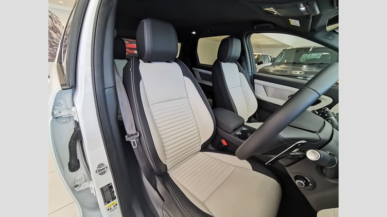 2024 認定中古車 Land Rover Discovery Sport フジホワイト D200マイルドハイブリッド（ディーゼル） 標準ホイール DYNAMIC SE