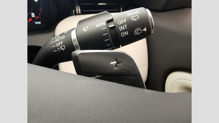 2024 認定中古車 Land Rover Discovery Sport フジホワイト D200マイルドハイブリッド（ディーゼル） 標準ホイール DYNAMIC SE