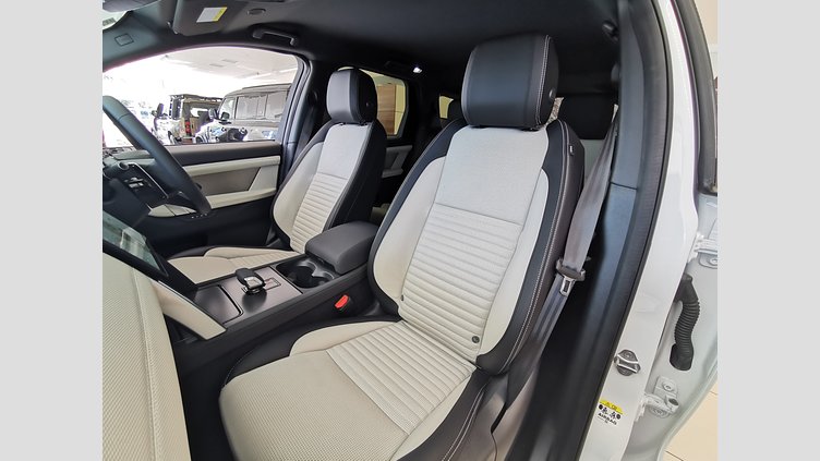 2024 認定中古車 Land Rover Discovery Sport フジホワイト D200マイルドハイブリッド（ディーゼル） 標準ホイール DYNAMIC SE