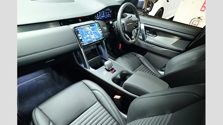 2024 認定中古車 Land Rover Discovery Sport フジホワイト D200マイルドハイブリッド（ディーゼル） 標準ホイール Dynamic SE