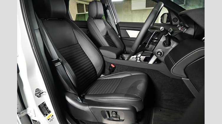 2024 認定中古車 Land Rover Discovery Sport フジホワイト D200マイルドハイブリッド（ディーゼル） 標準ホイール Dynamic SE