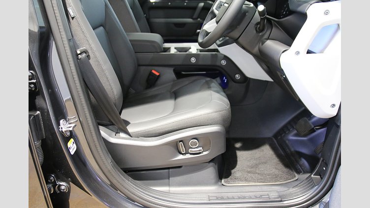 2025 認定中古車 Land Rover Defender 130 カルパチアングレイ D350 ディーゼルマイルドハイブリッド X-Dynamic SE