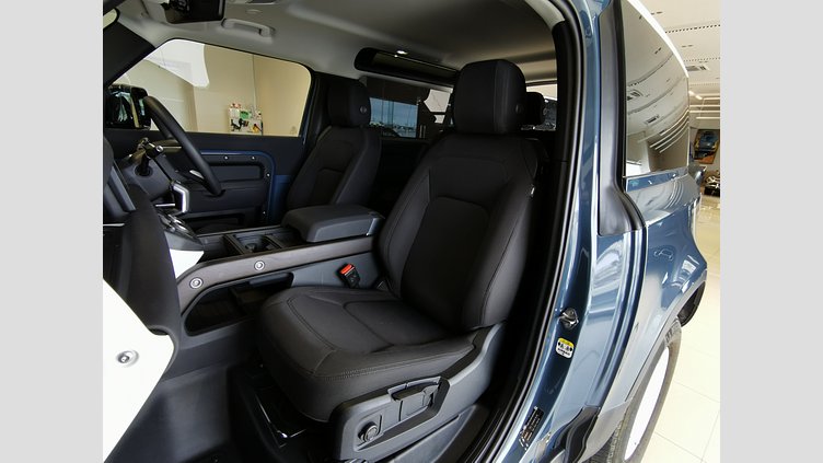 2023 認定中古車 Land Rover Defender 90 Tasman Blue 2.0 litre i4P Petrol 2.0L P300