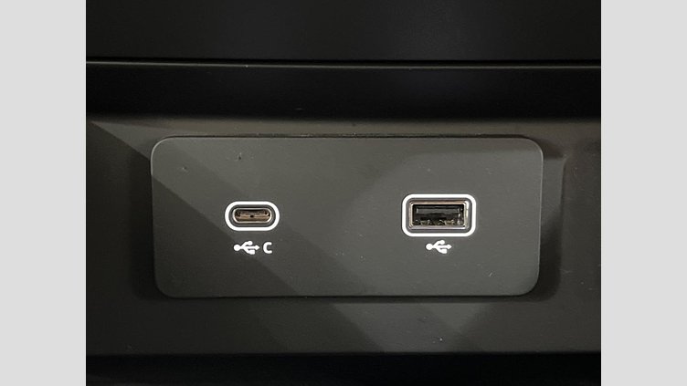 2021 認定中古車 Land Rover Defender 110 サントリーニブラック D300 AWD（AT） X