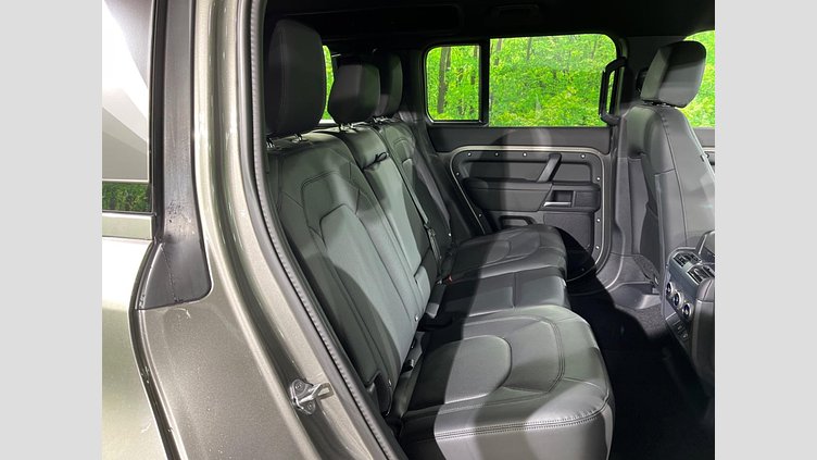 2024 認定中古車 Land Rover Defender 110 シリコンシルバー D350 ディーゼルマイルドハイブリッド X-Dynamic SE　HAKUBA EDITION