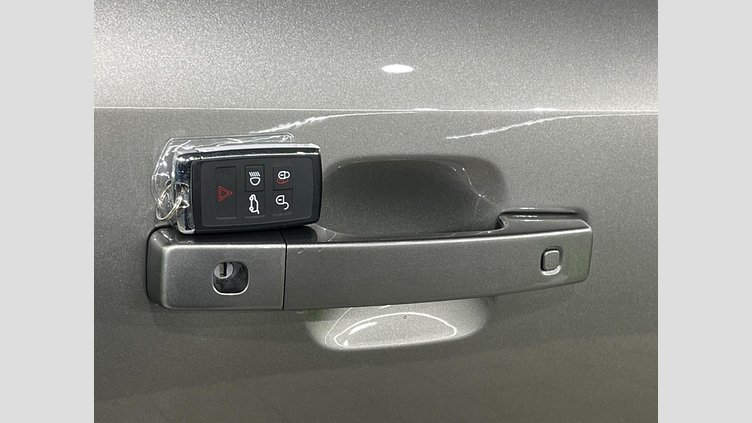 2024 認定中古車 Land Rover Defender 110 シリコンシルバー D350 ディーゼルマイルドハイブリッド X-Dynamic SE　HAKUBA EDITION